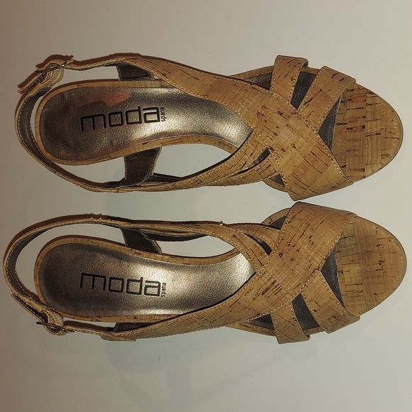 Moda  6.5M tan heels - Picture 2 of 4
